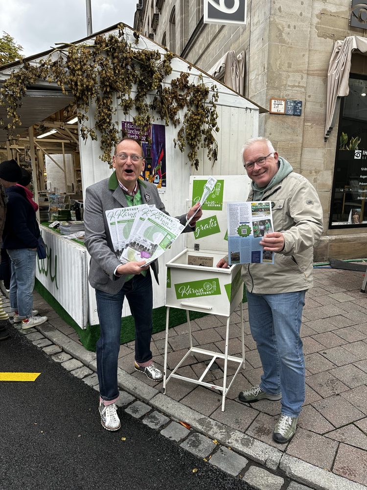 Besucher am Kärwazeitung-Stand