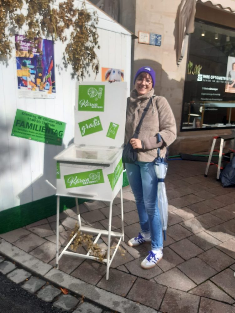 Besucher am Kärwazeitung-Stand