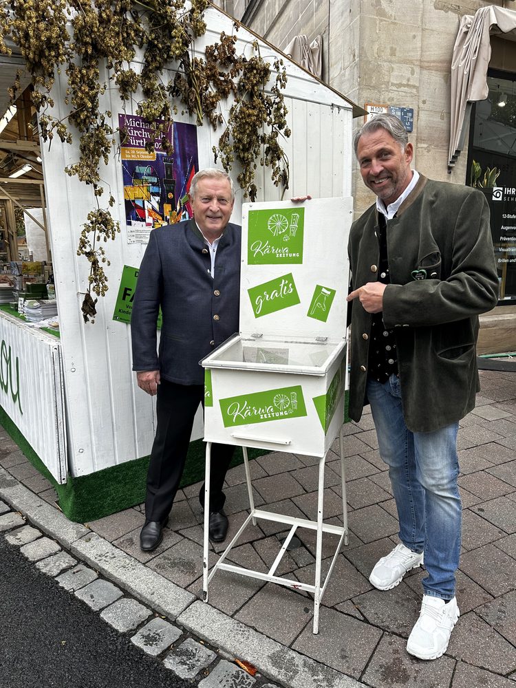 Besucher am Kärwazeitung-Stand