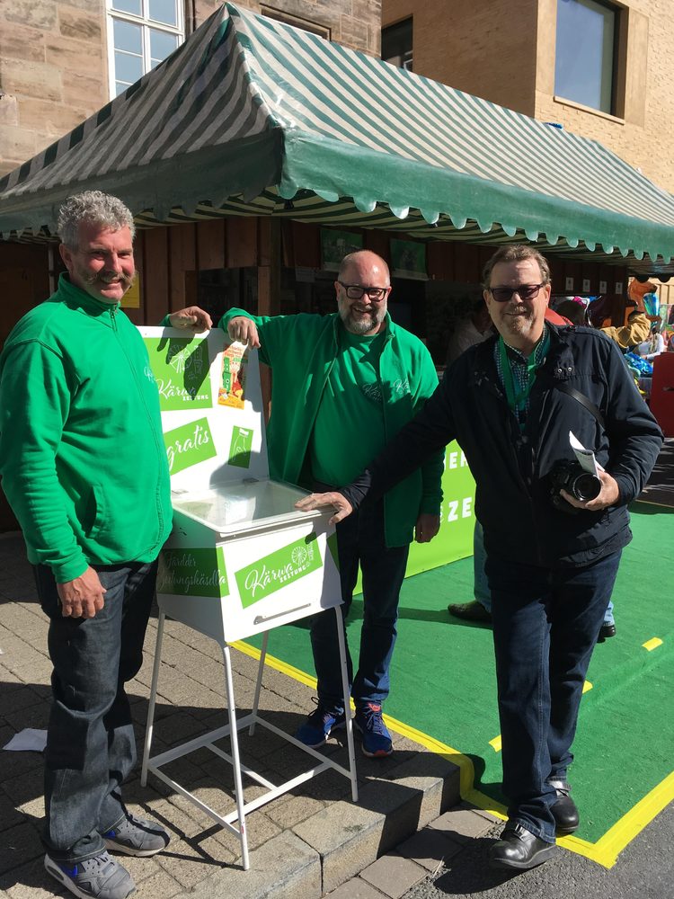 Besucher am Kärwazeitung-Stand