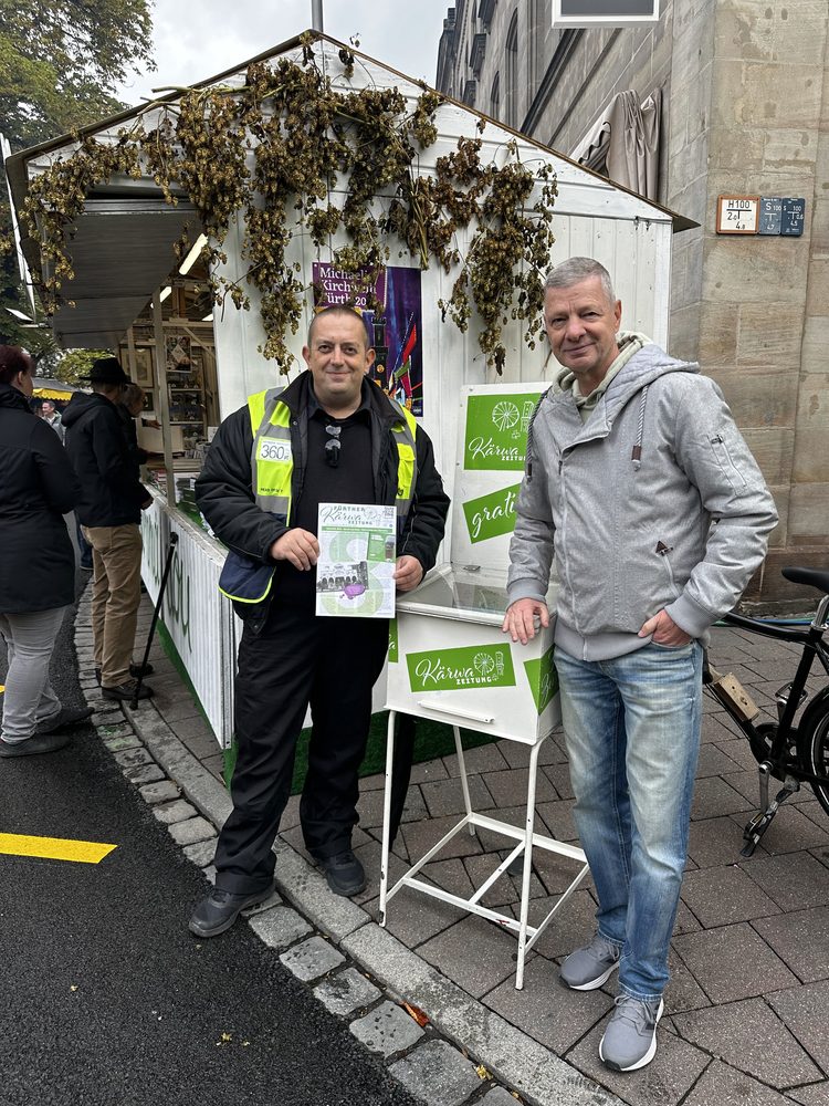 Besucher am Kärwazeitung-Stand