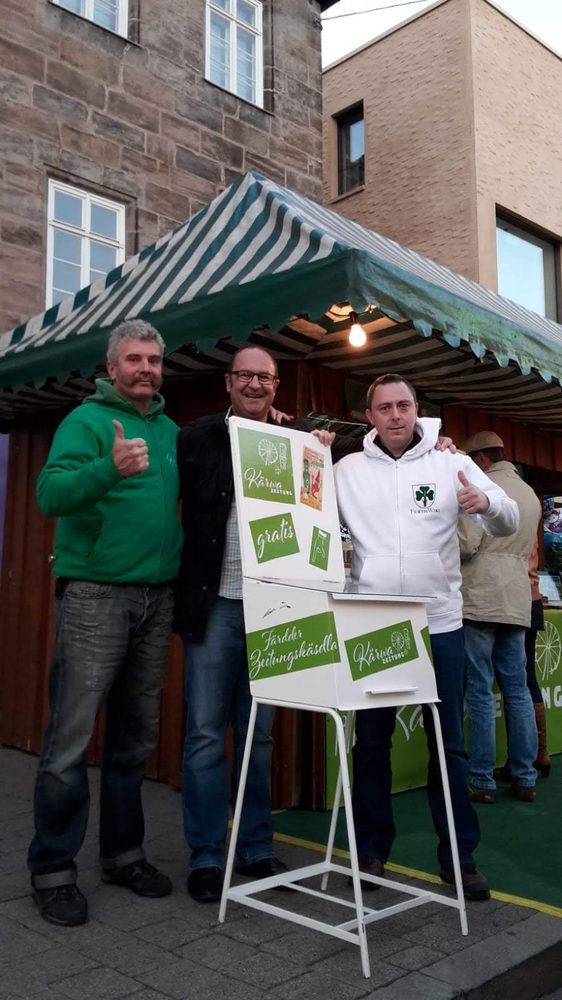 Besucher am Kärwazeitung-Stand