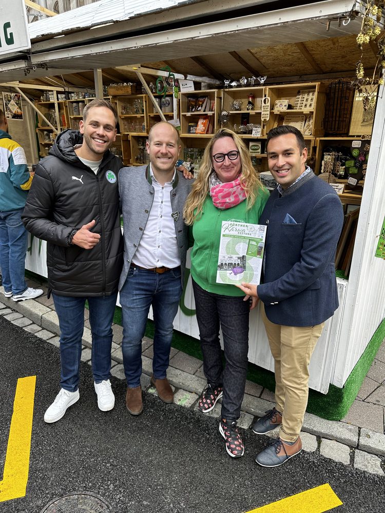 Besucher am Kärwazeitung-Stand