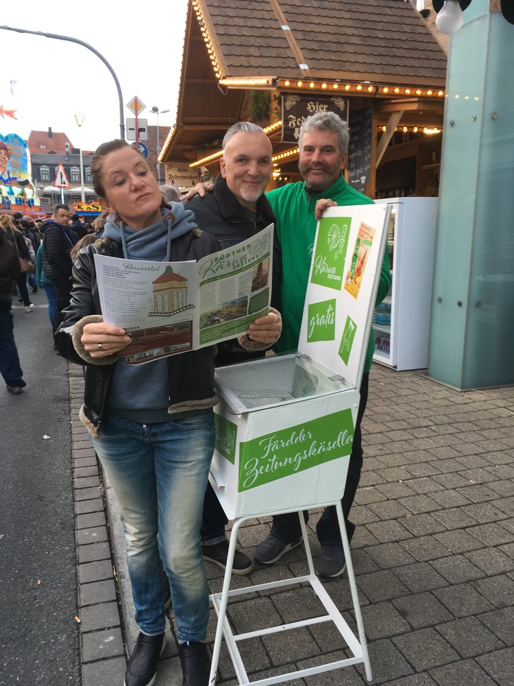 Besucher am Kärwazeitung-Stand