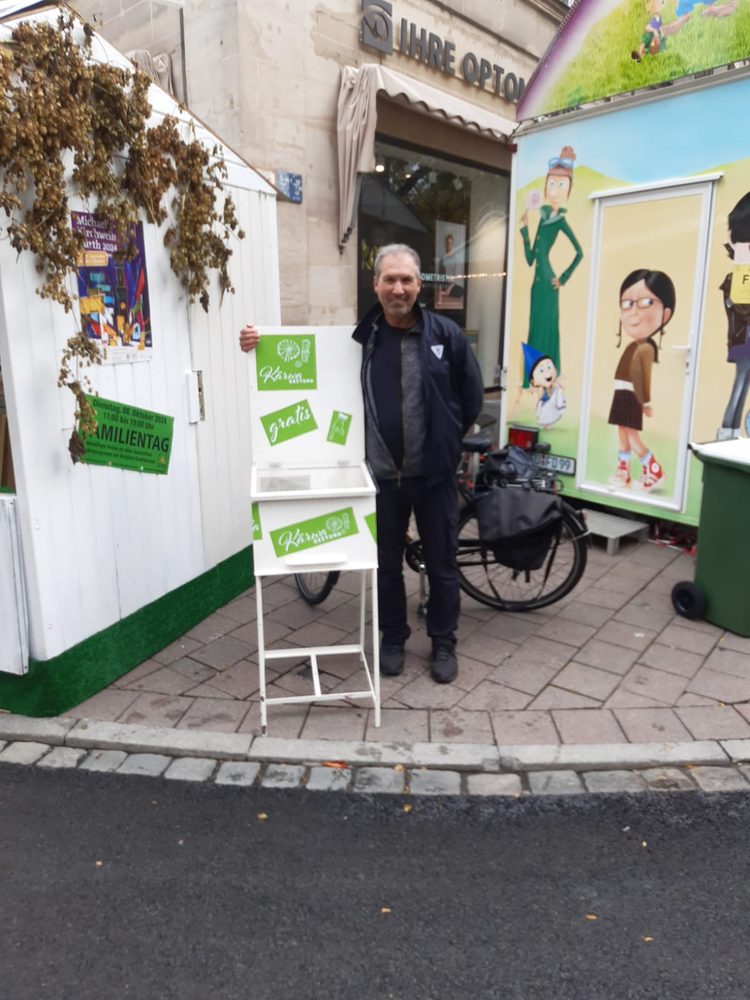 Besucher am Kärwazeitung-Stand