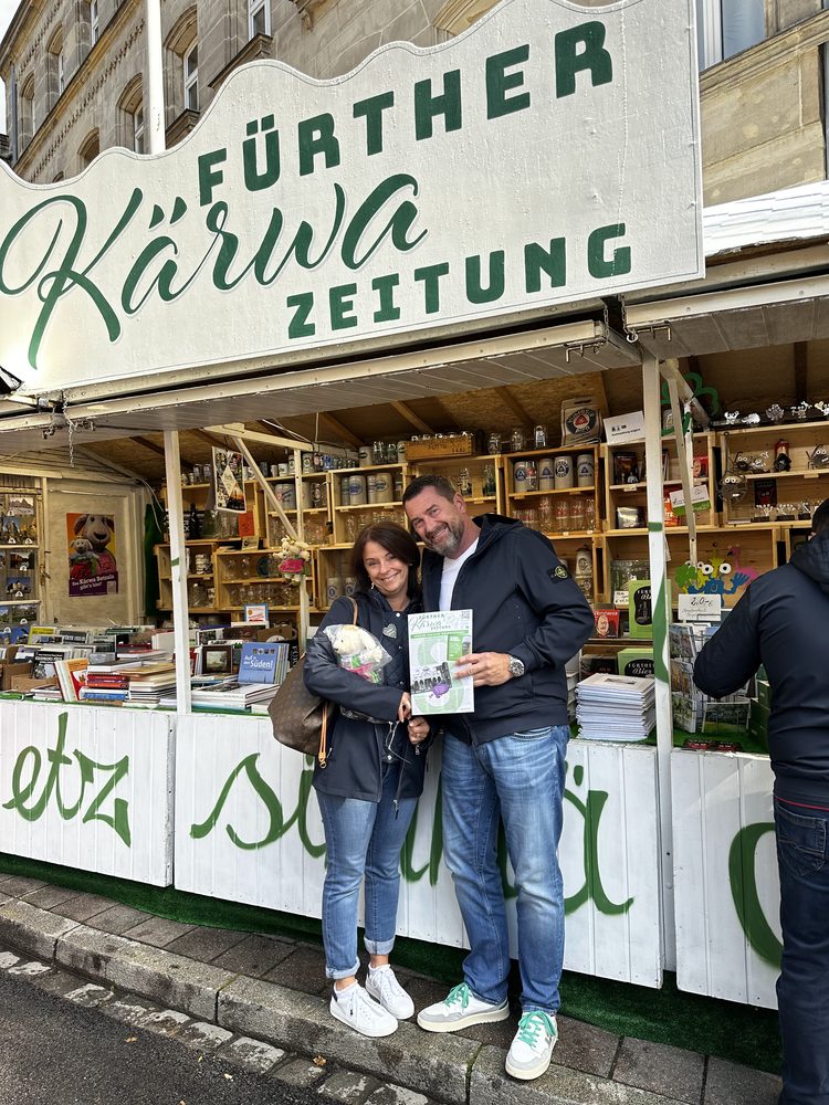 Besucher am Kärwazeitung-Stand