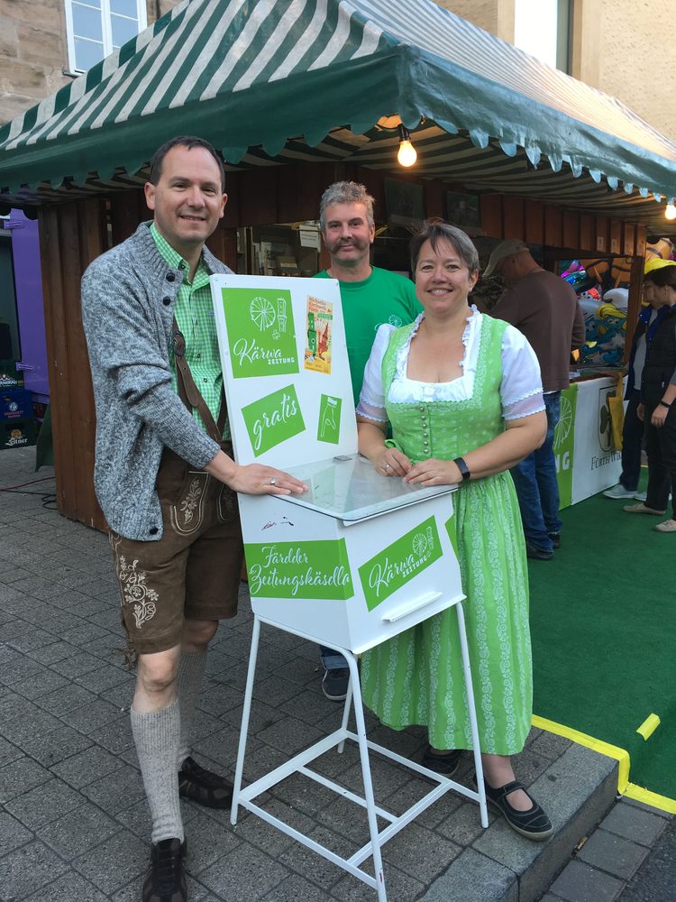Besucher am Kärwazeitung-Stand