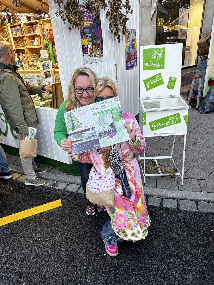 Besucher am Kärwazeitung-Stand