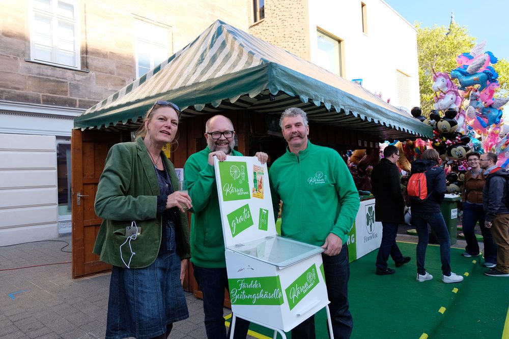 Besucher am Kärwazeitung-Stand