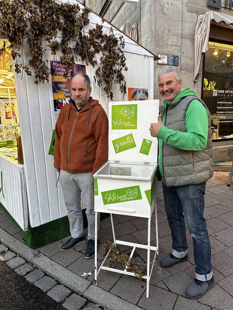 Besucher am Kärwazeitung-Stand