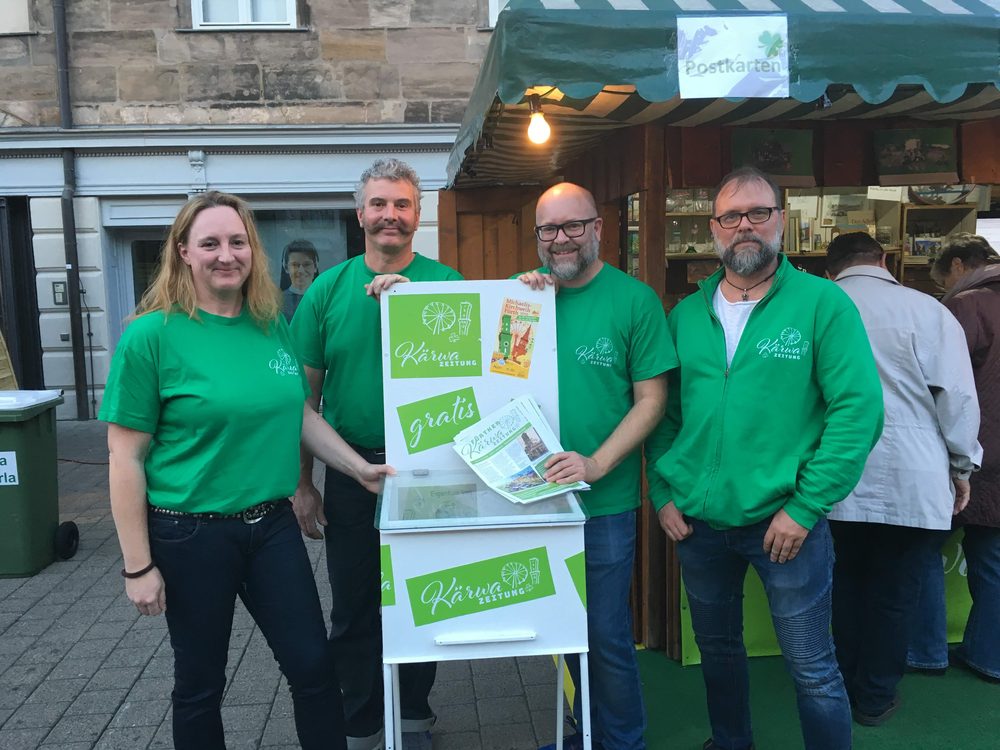 Besucher am Kärwazeitung-Stand