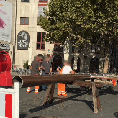 Kärwa Baum wird vor dem Stadttheater Fürth aufgestellt