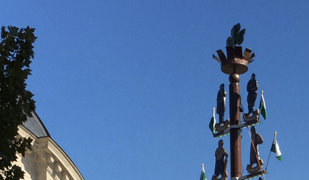 Fürther Kirchweih-Der Kärwa-Baum wird aufgestellt