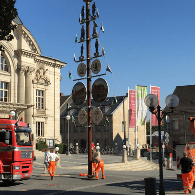 Kärwa-Baum vor dem Stadttheater Fürth