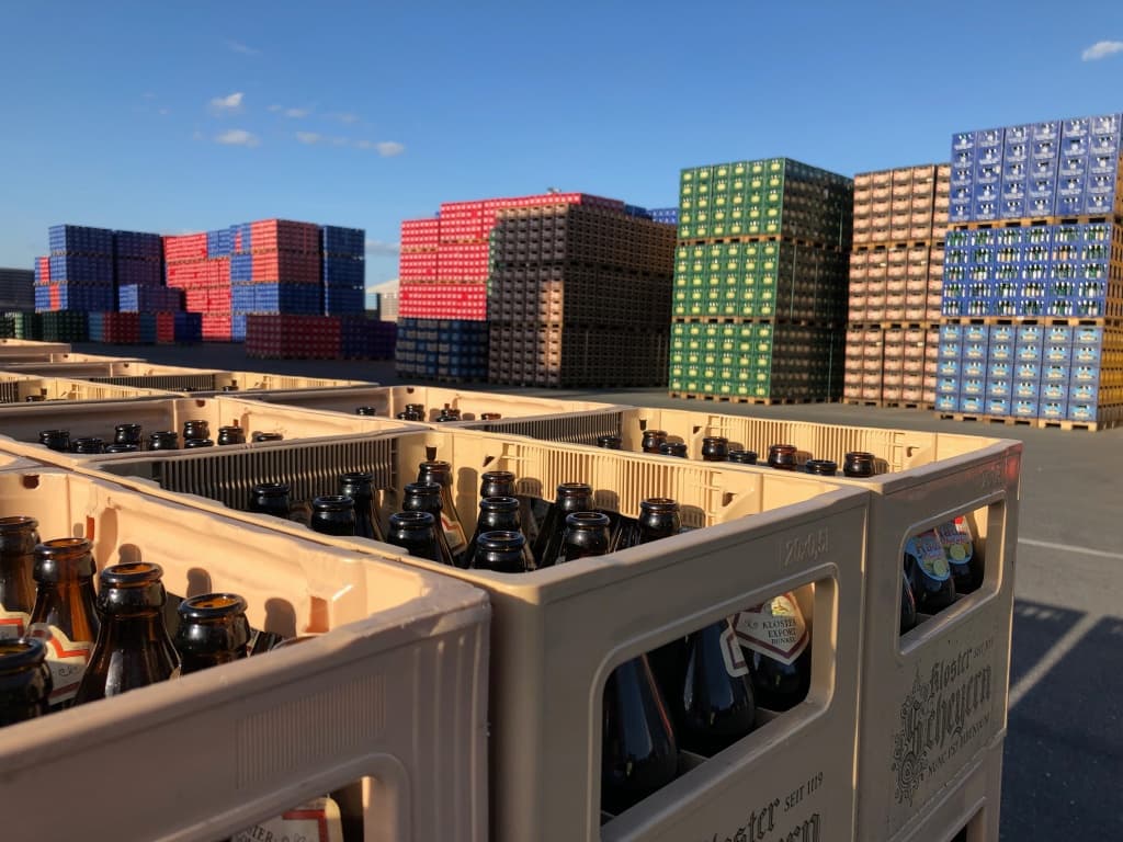 Leere Bierkästen am Tuchergelände
