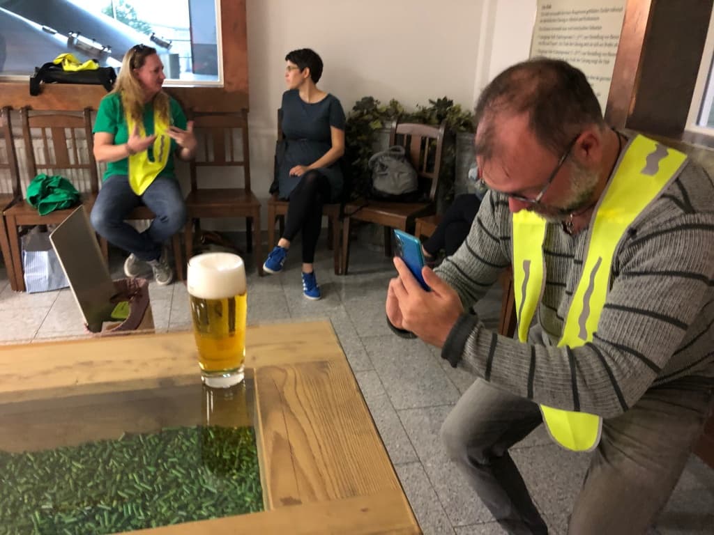 Christian fotografiert ein Grüner Bier beim Tucher