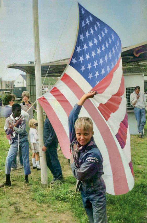 Amerikanische Pfadfinder beim hissen der US-Fahne zur Eröffnung des "Western Jamboree", einer frühen Form des DAV