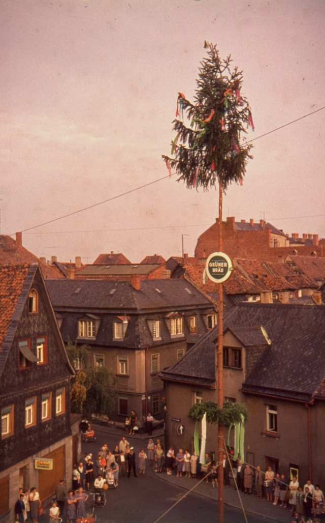 Der Kärwabaum am Lilienplatz in Fürth