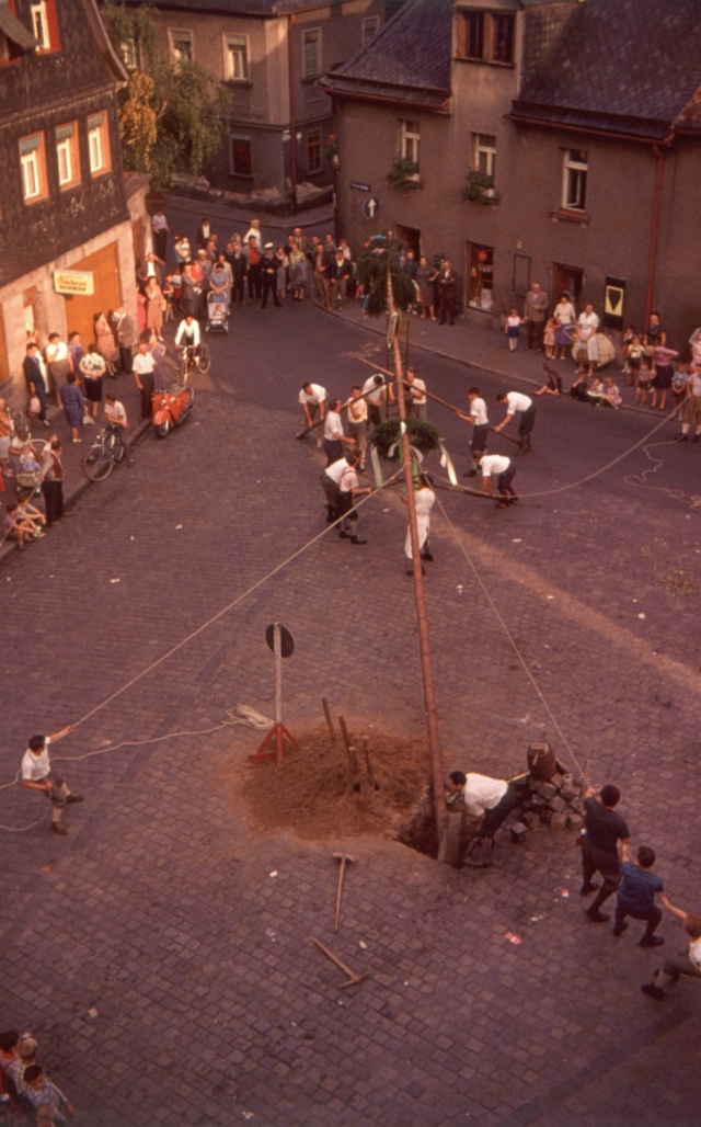 Der Kärwabaum am Lilienplatz in Fürth