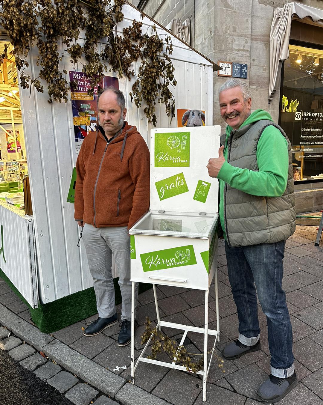 Matthias Egerdörfer am Stand der Kärwazeitung